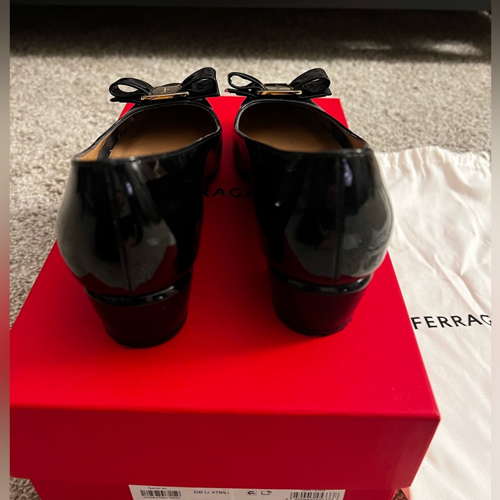 Ferragamo Vara pump in black - size 5.5 - Picture 5 of 8